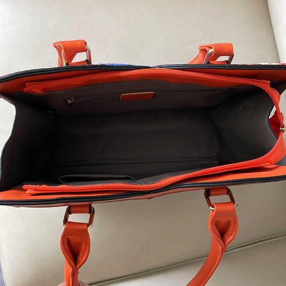 Small Tote Style Purse with Removable/Adjustable Shoulder Strap - Picture 4 of 7